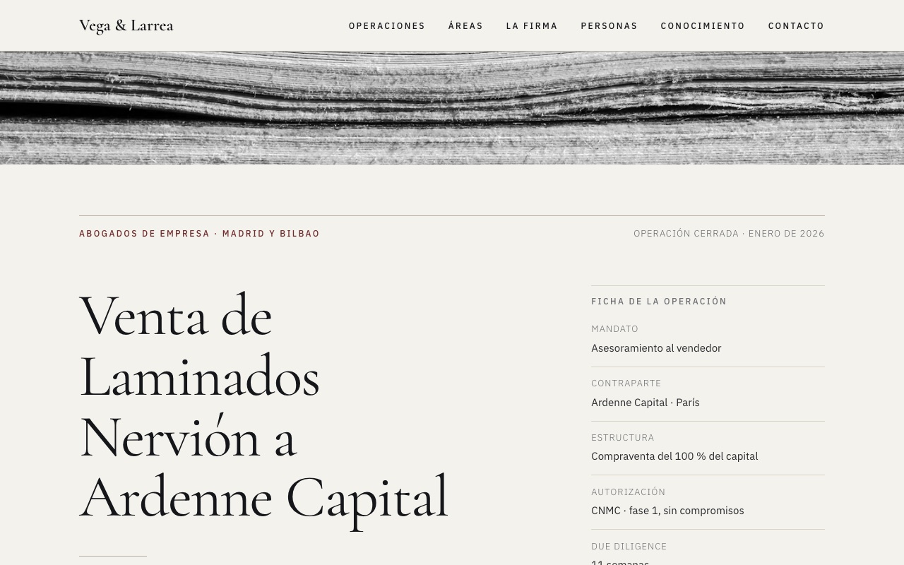 Portada de la web de muestra de Vega & Larrea: ficha de una operación cerrada junto a una textura de madera laminada en blanco y negro